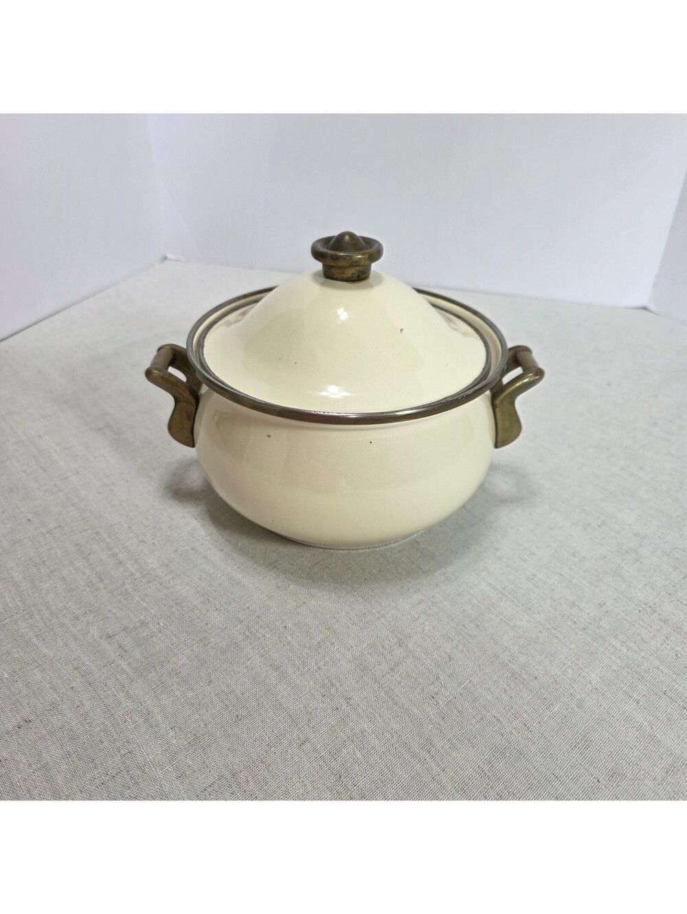 Vintage 1983 La Cuisine Gailstyn-Sutton Cream Enamel Pot Dutch Oven Brass Lid